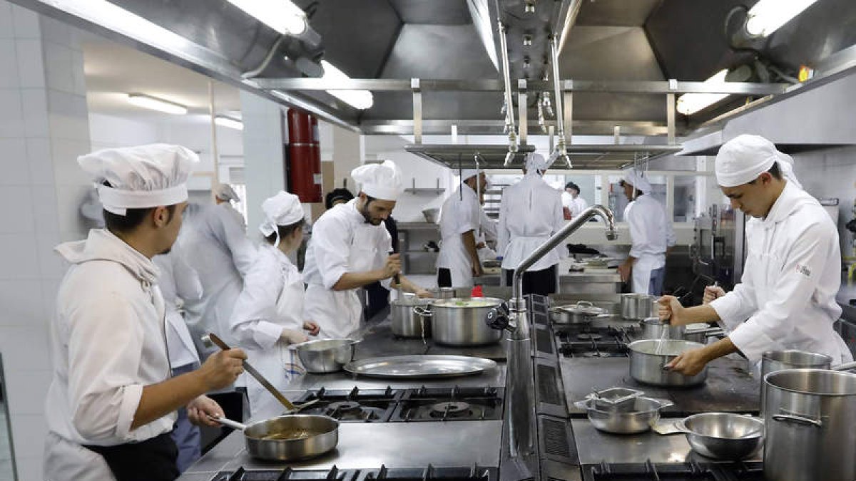 Una de las clases de cocina con las que se forman los alumnos de FP. MARCIANO PÉREZ