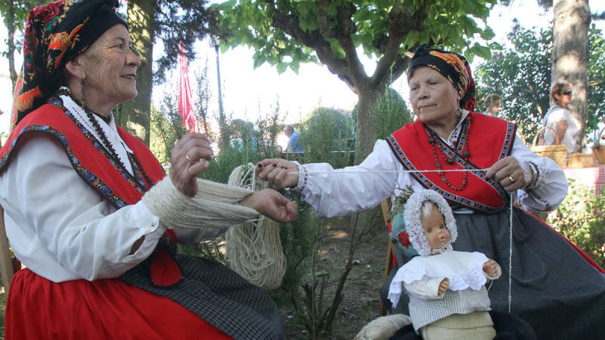 Mari e Higinia hilando.