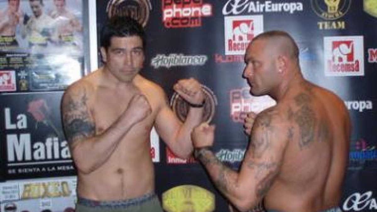 Ormeño, a la izquierda, junto a su rival en el pesaje.