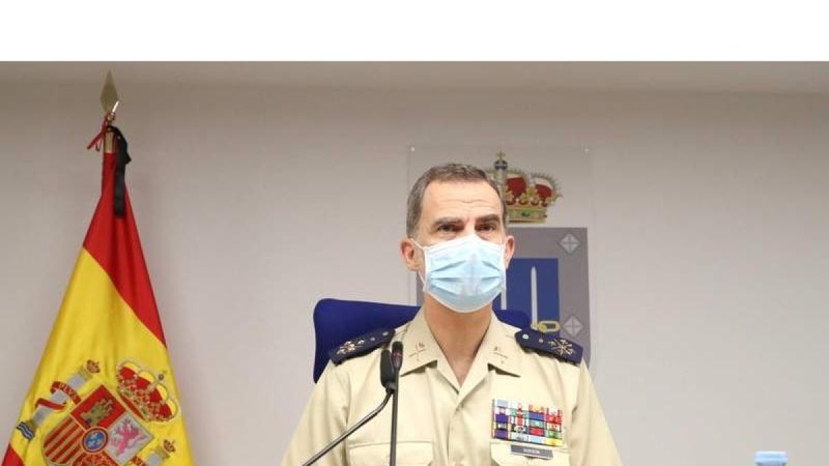 Felipe VI en la base de Retamares, ayer, desde la que se dirigió a las tropas. CASA DE SU MAJESTAD EL REY