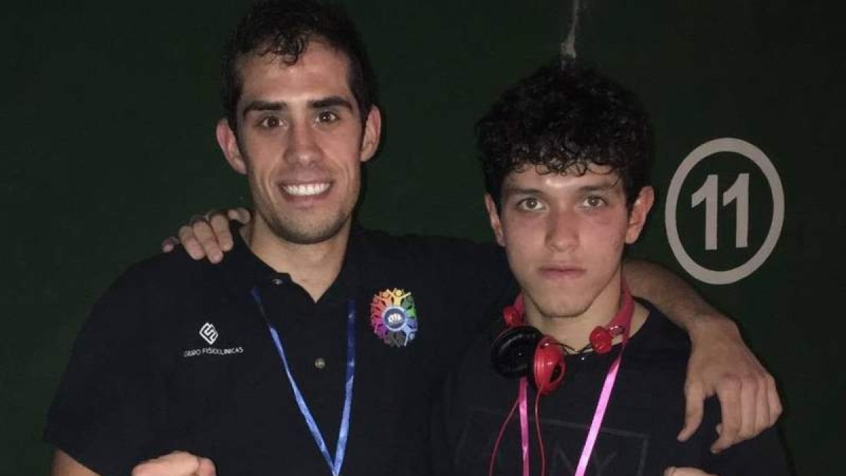 Rubén (i) y su rival Adrián (d) tras el combate. DL