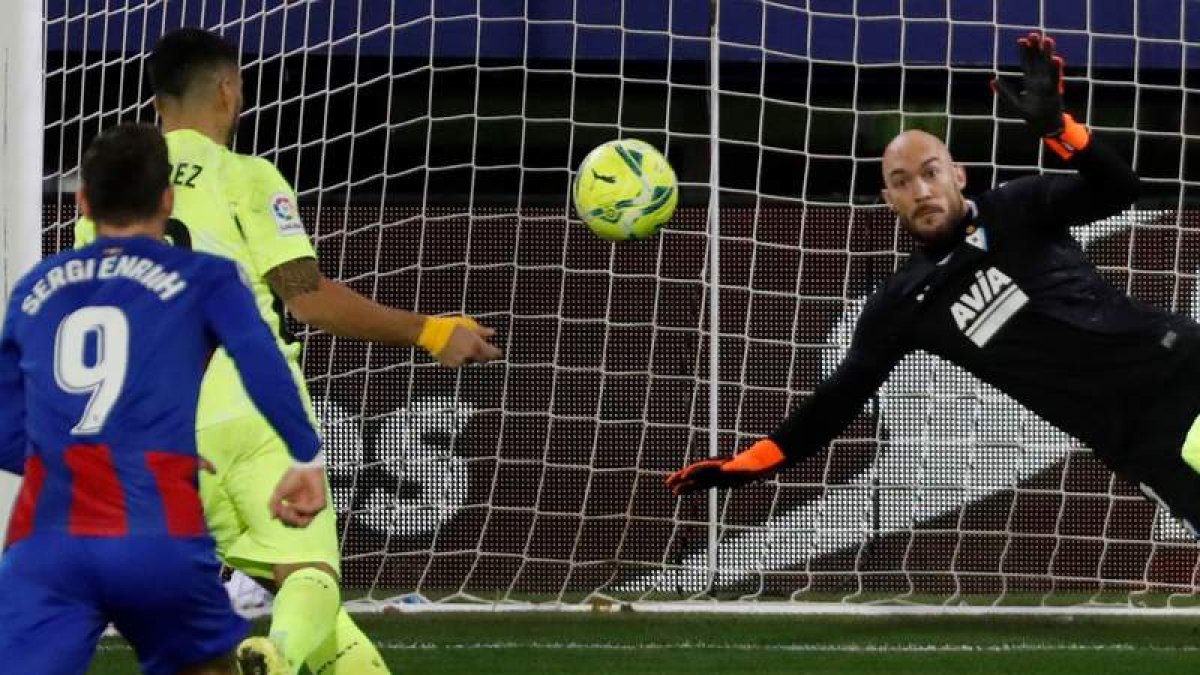 Luis Suárez anotó el gol de la victoria al transformar un penalti en el minuto 89. JAVIER ETXEZARRETA