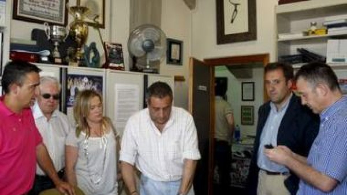 Carlos Pollán, acompañado de su equipo, durante la presentación de su candidatura.