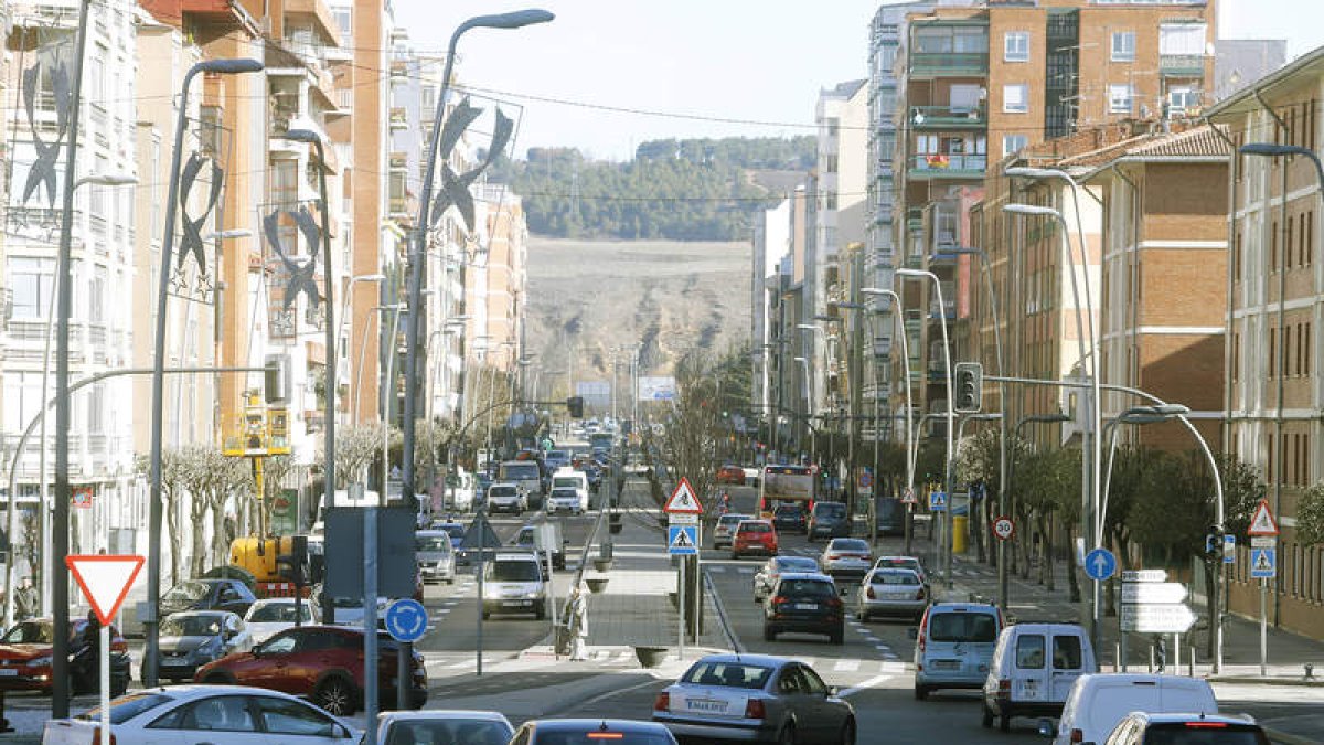Los pisos de la acera de los impares (a la derecha de la foto) cuestan un 50% menos que la otra. RAMIRO