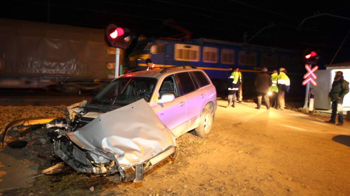 El coche quedó destrozado mientras que el tráfico ferroviario no se vio interrumpido.