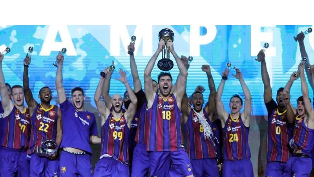 Los jugadores del Barcelona celebran el título de campeones de Copa del Rey logrado frente al Madrid. HIDALGO