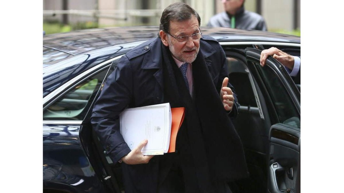 Rajoy baja del coche oficial, ayer en Bruselas.