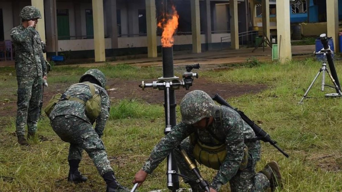 Soldados filipinos disparan con un mortero contra posiciones yihadistas en Minandao.