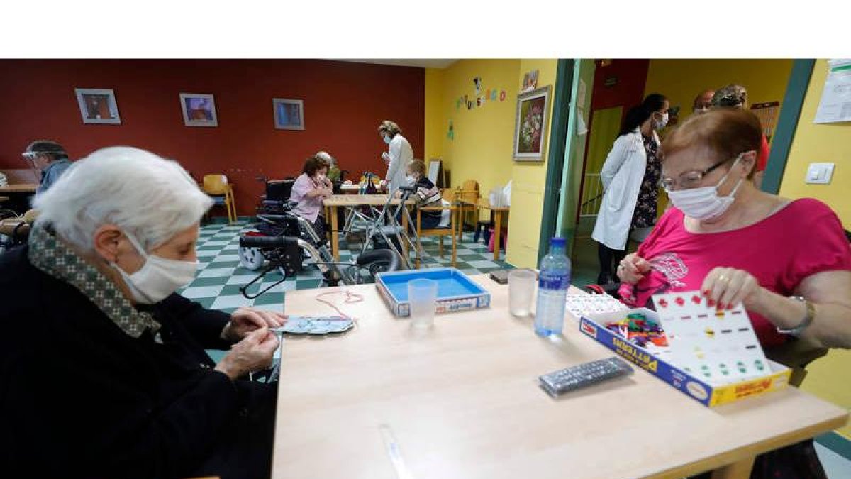 Con la vacunación ya se retomaron actividades terapéuticas en las residencias, como en la de Buen Suceso de La Pola de Gordón. RAMIRO
