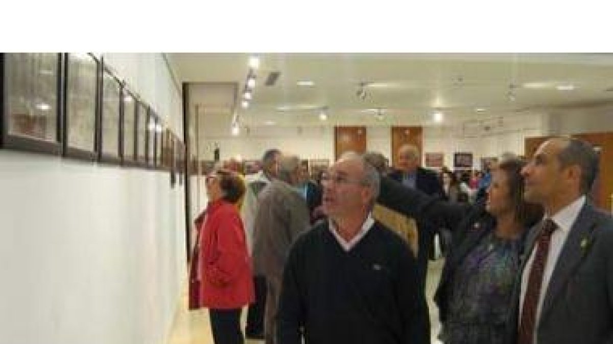 Isaac Álvarez con el edil de Cultura, Jesús Celemín, y la de Deportes, Amparo Villadangos.