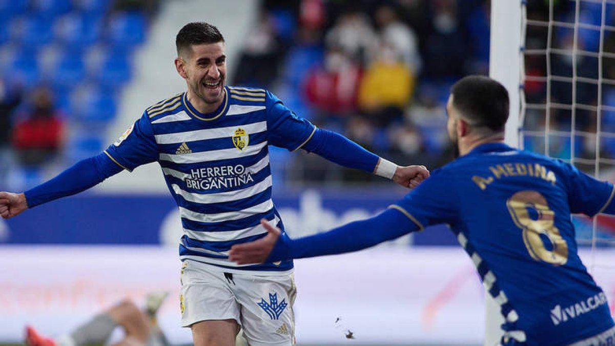 Dani Ojeda, celebrando el 0-1 con Agus Medina, también hizo el tanto de la victoria berciana en el minuto 94 tras un servicio de Ríos Reina. DANIEL MARZO