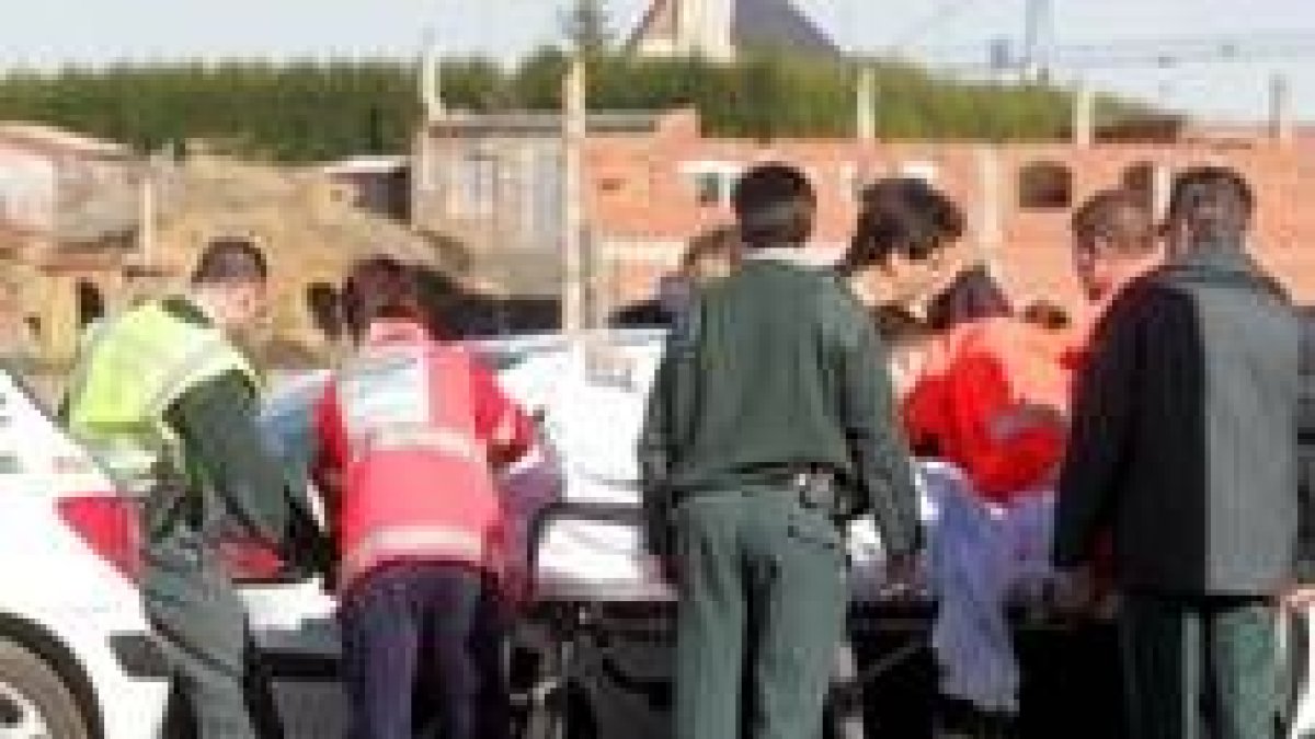 Los servicios del 112 atienden al niño en la camilla, mientras le trasladan hasta la ambulancia