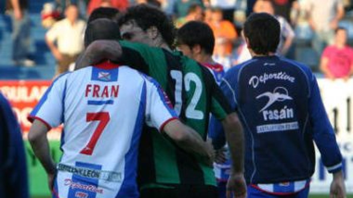 Fran y su ex compañero en la Deportiva Gorka Soria se abrazan a la conclusión del choque, porque el