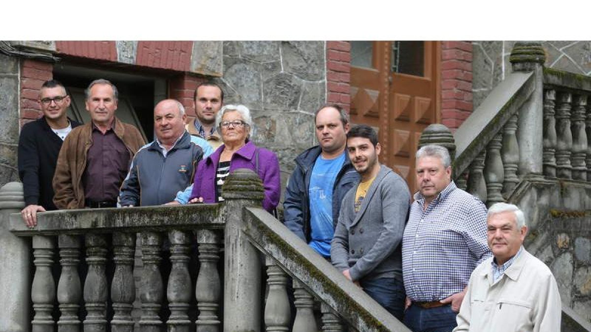 Integrantes de las cuatro sagas familiares que han desarrollado su actividad laboral en Cementos Cosmos, junto con el ex director, Luis Arroyo. l. de lamata
