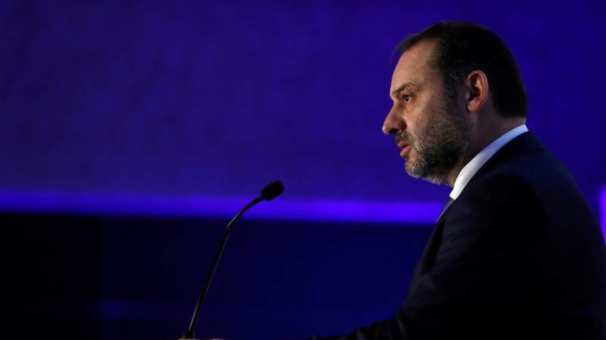El ministro de Fomento, José Luis Ábalos, matizó ayer sus palabras de la semana pasada. J. J. GUILLÉN