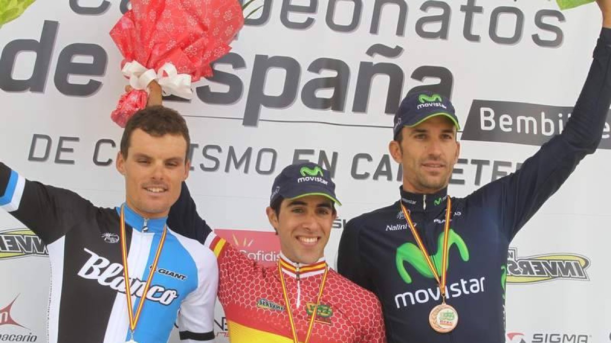 Castroviejo, en el centro escoltado por Luisle y Plaza, logró a la tercera el maillot de campeón.