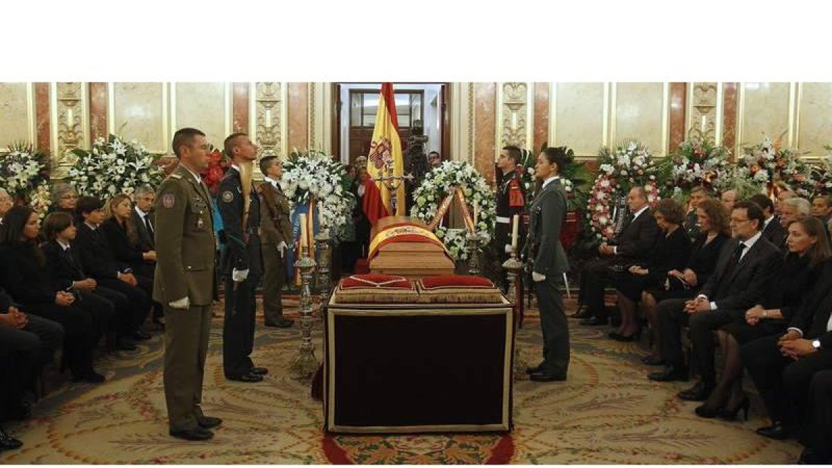 La capilla ardiente del expresidente Adolfo Suárez, instalada en el Congreso de los Diputados.