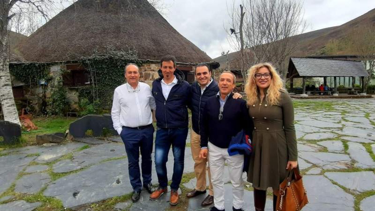 Los candidatos del PP, ayer, en Balboa, durante su visita por varios municipios bercianos. DL