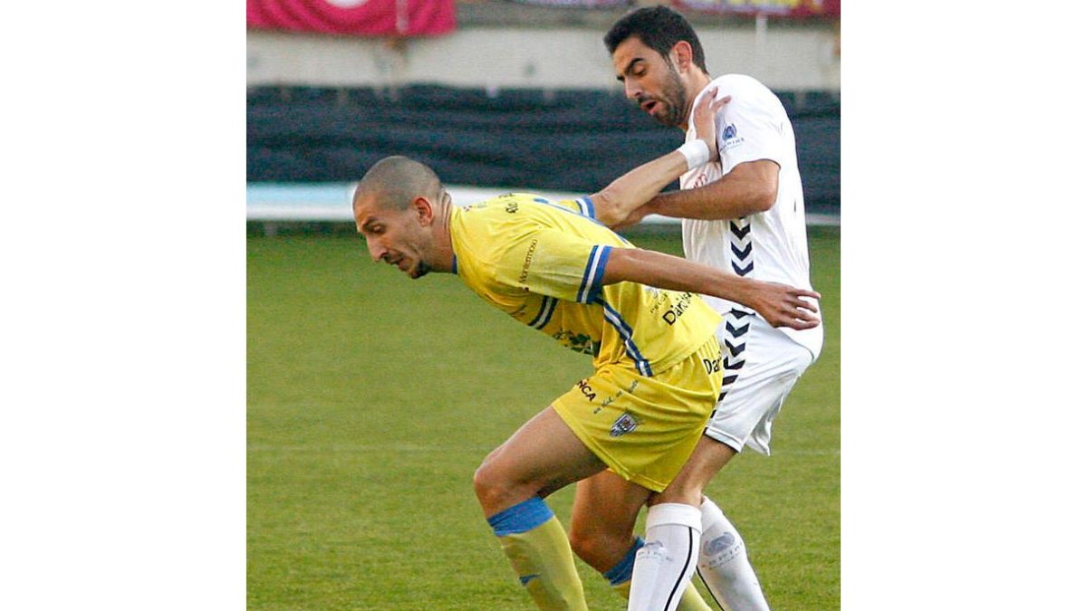 Viti, a la derecha, persigue el balón.