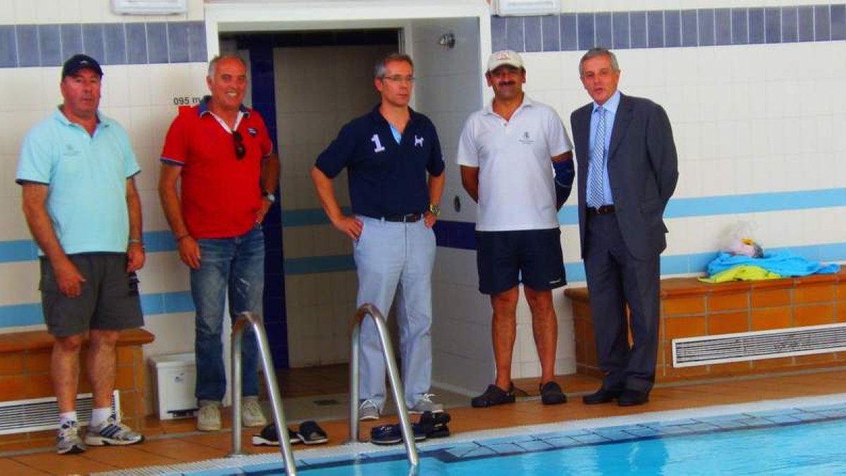El alcalde de León, Emilio Gutiérrez, a la derecha, visitó las piscinas municipales.