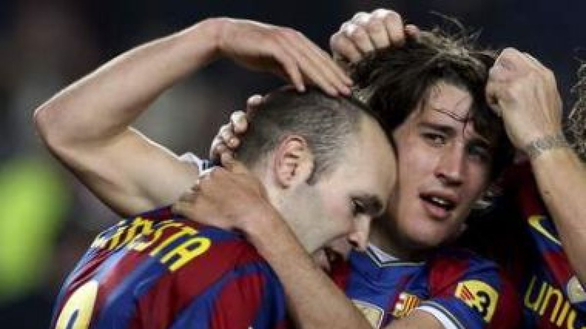 Andrés Iniesta, izquierda, será baja para el encuentro de mañana ante el Arsenal.