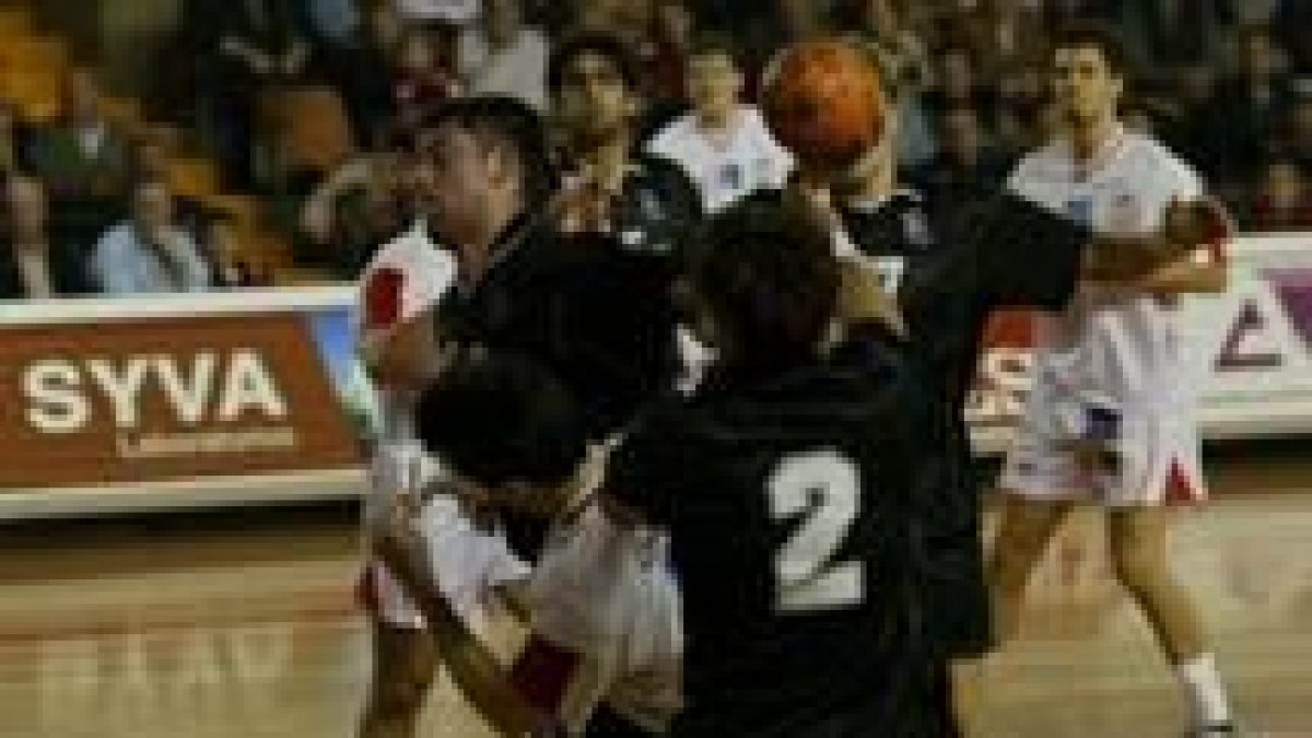 El leonés Vega vuelve a enfrentarse al Ademar, una constante en los últimos años