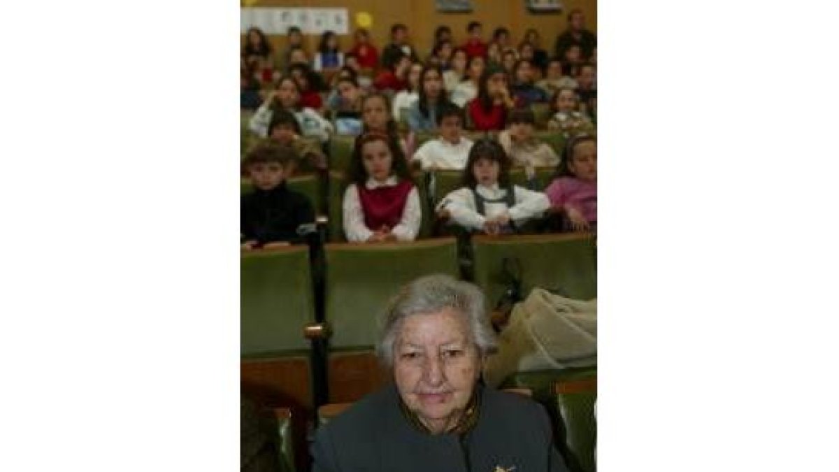 Concha Casado recibió ayer el cariñoso homenaje de muchos alumnos