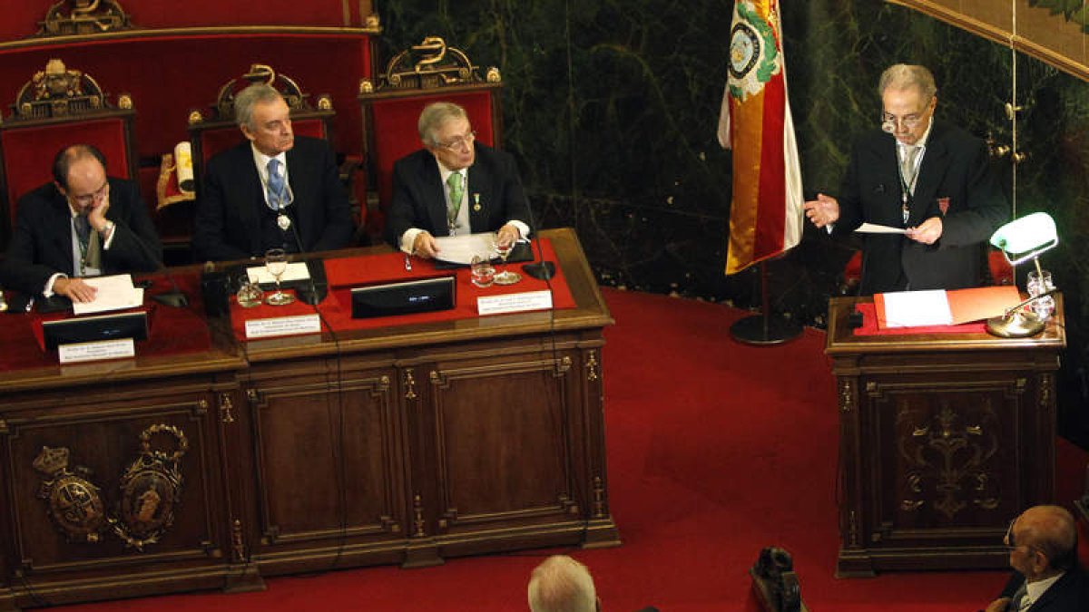 El doctor Suárez pronuncia su discurso ante los reputados miembros de la Academia Nacional de Medicina.