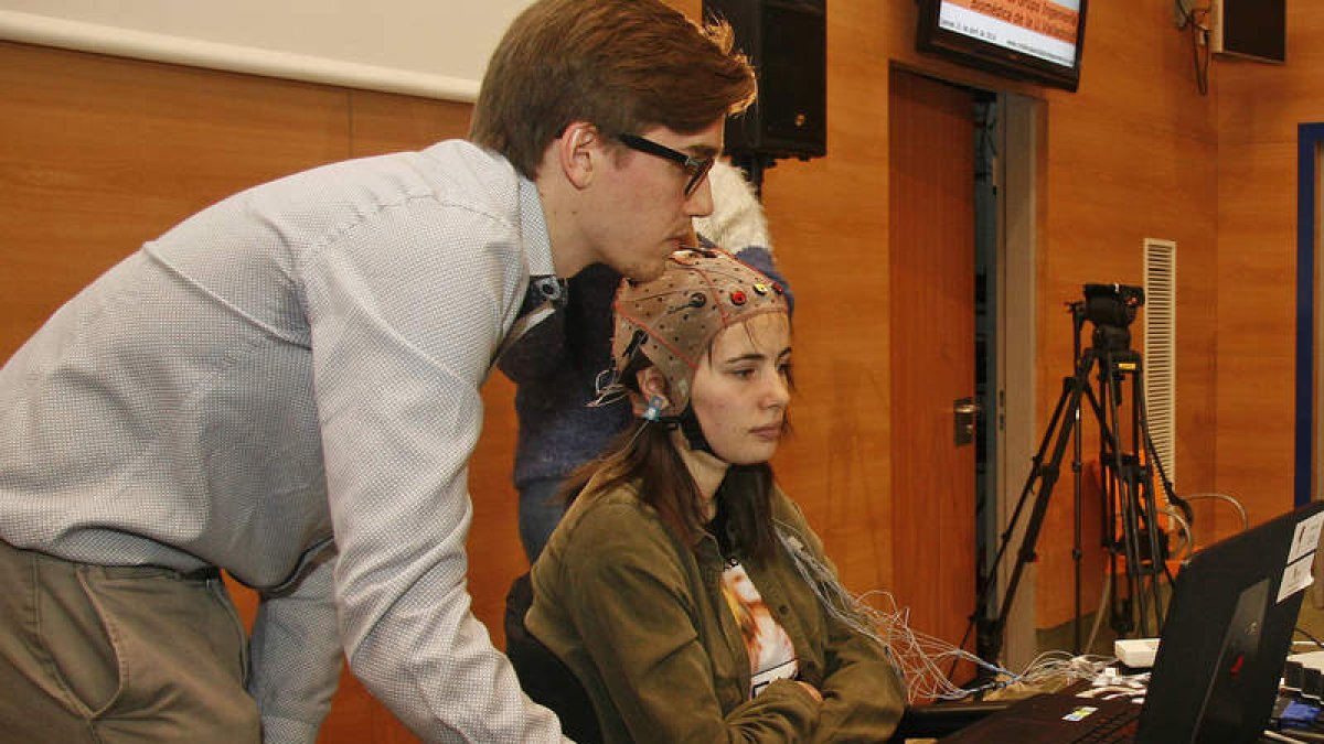 Una joven prueba con éxito el sistema BrainComputer Interface en su presentación en el CRE de San Andrés. F. OTERO PERANDONES