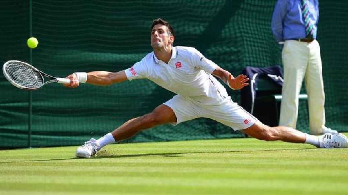 Djokovic se estira al máximo en su partido ante Cilic.