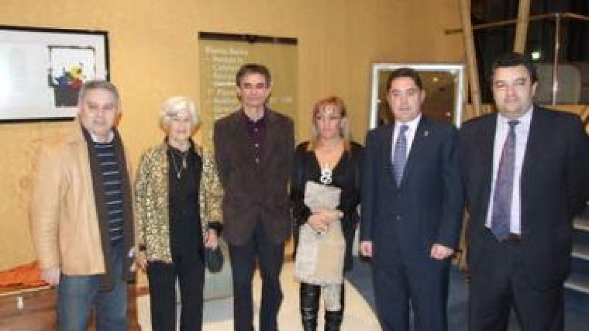 Isabel Carrasco, en el centro, con el hijo y la viuda de Carnicer, Martínez Barazón y Ramón.