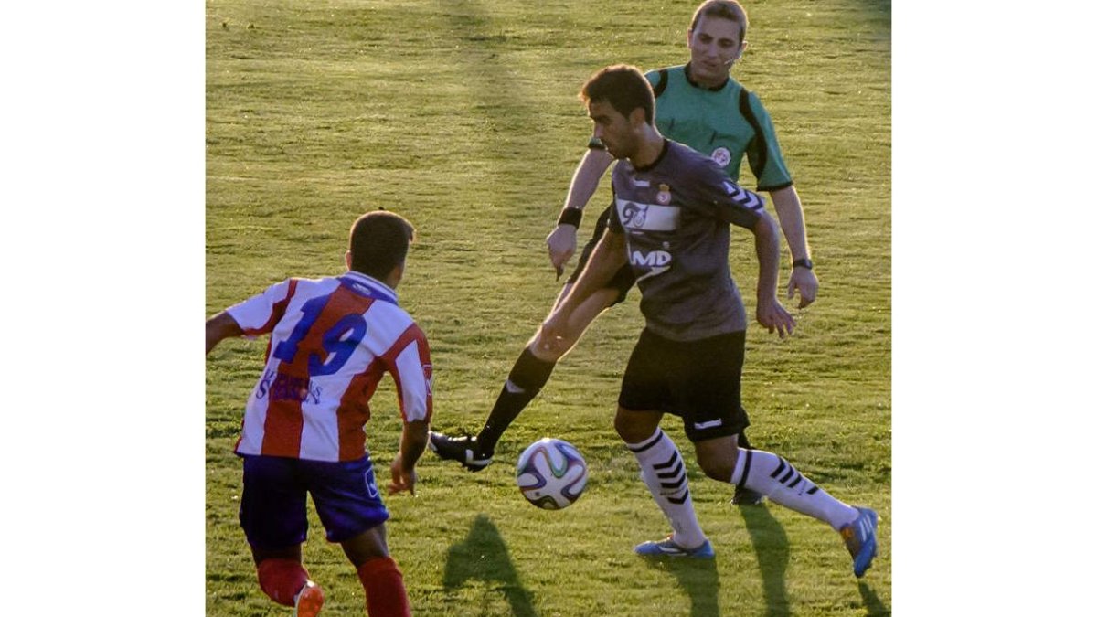 Viti intenta escaparse de un defensor