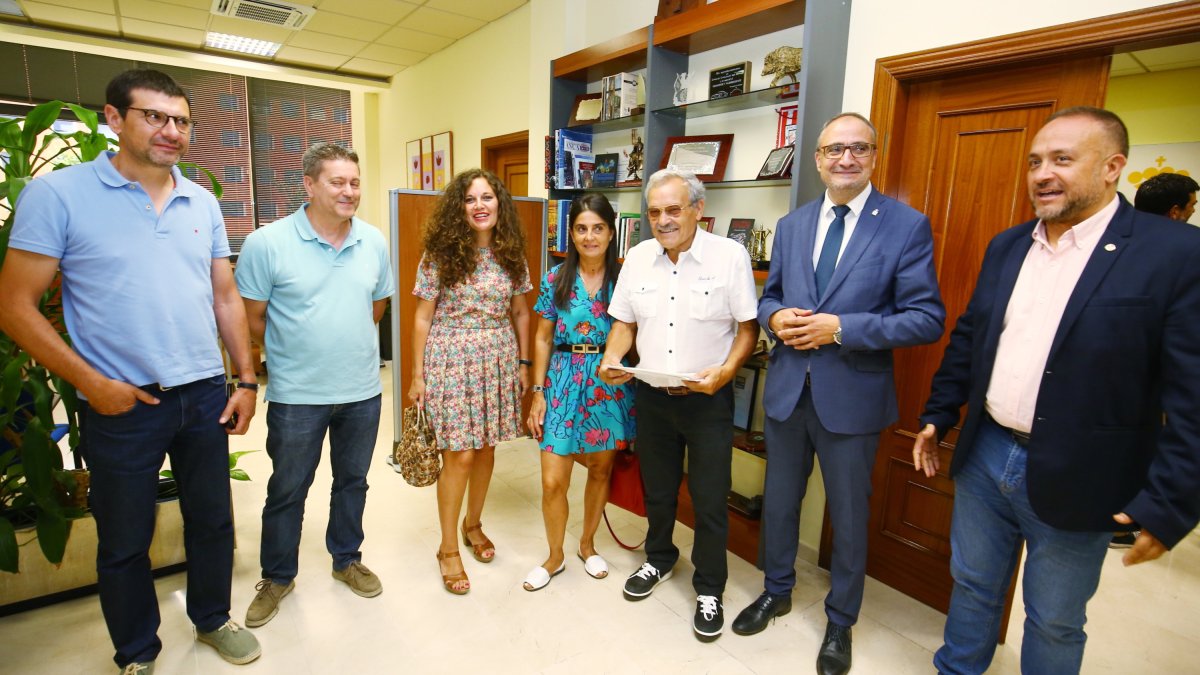 El presidente del Consejo Comarcal del Bierzo, Gerardo Álvarez Courel, junto al presidente de la Fundación Prada a Tope, José Luis Prada, y los alcaldes de los ayuntamientos patrocinadores, durante la presentación de la XII edición de los premios Palacio de Canedo. CÉSAR SÁNCHEZ