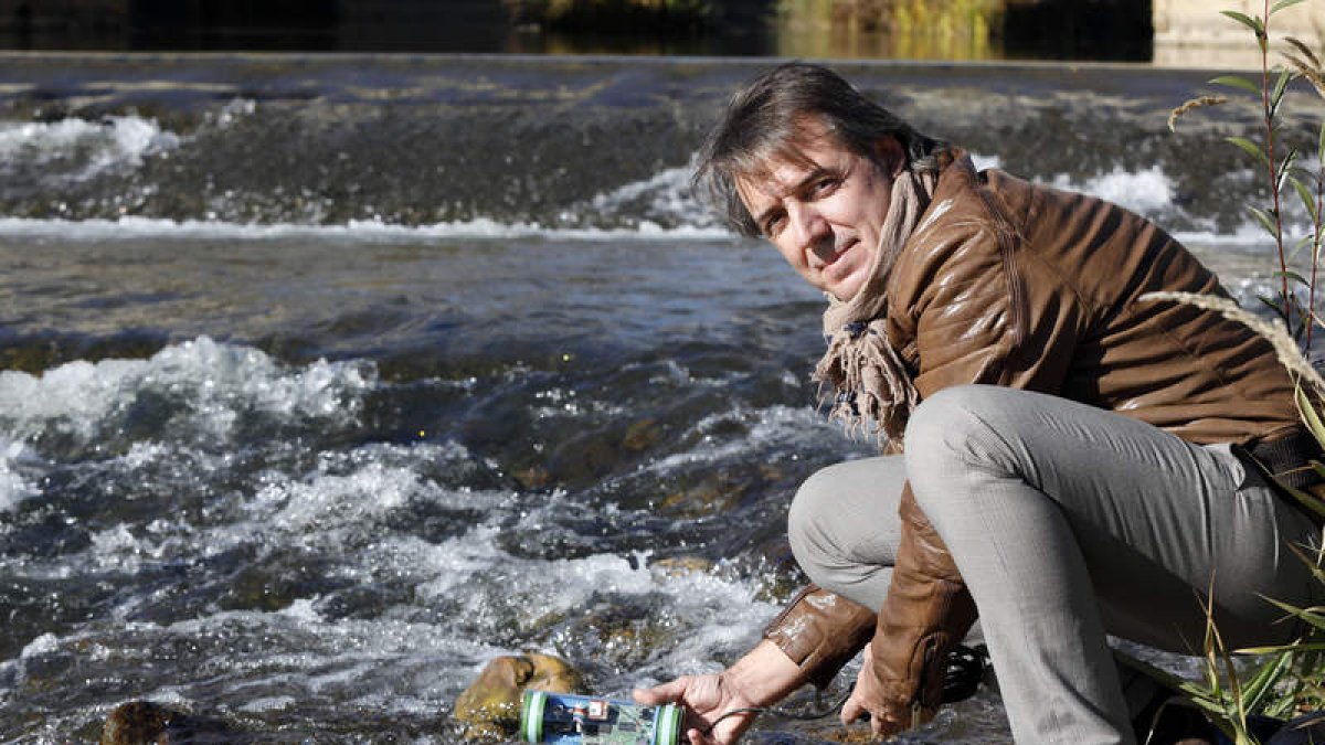 Pablo Pérez Robla con uno de los dispositivos de su proyecto Aquadata. MARCIANO PÉREZ