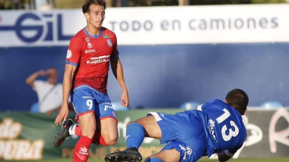 Diego Rodríguez aborta con una gran intervención una ocasión de gol del jugador local Marcos Baselga. TWITTER CD CALAHORRA