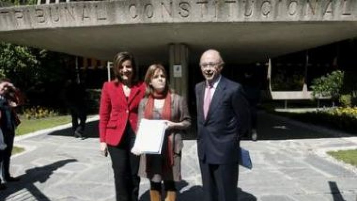 Sáenz de Santamaría, escoltada por Fátima Báñez y Cristóbal Montoro