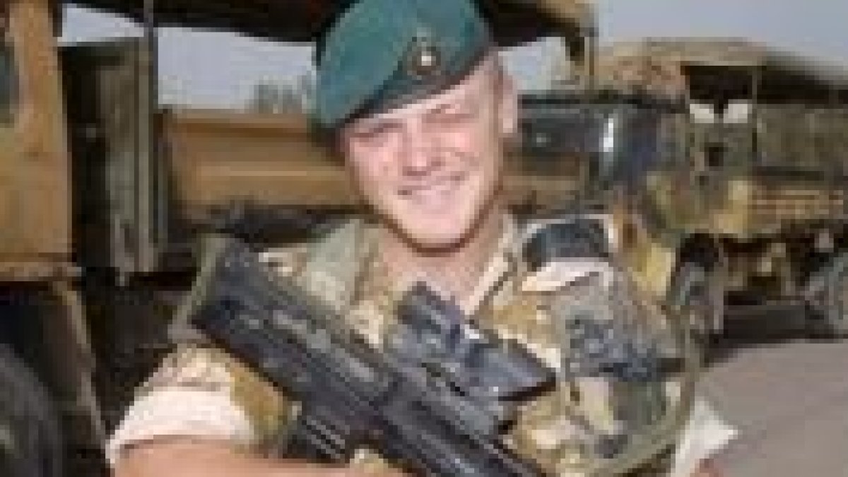 Alex Grant posa con su arma ayer, en Um Qasar