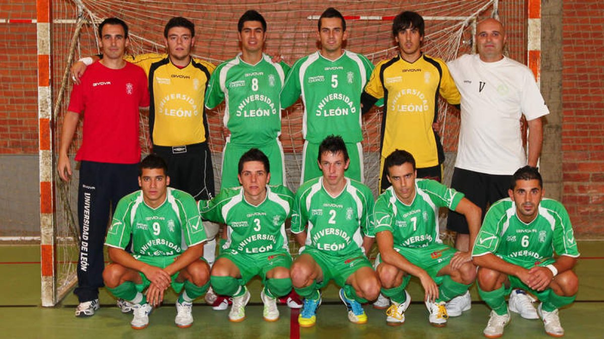 El Universidad de León que milita en 3.ª División, arriba, y el Puertas Deyma juvenil.