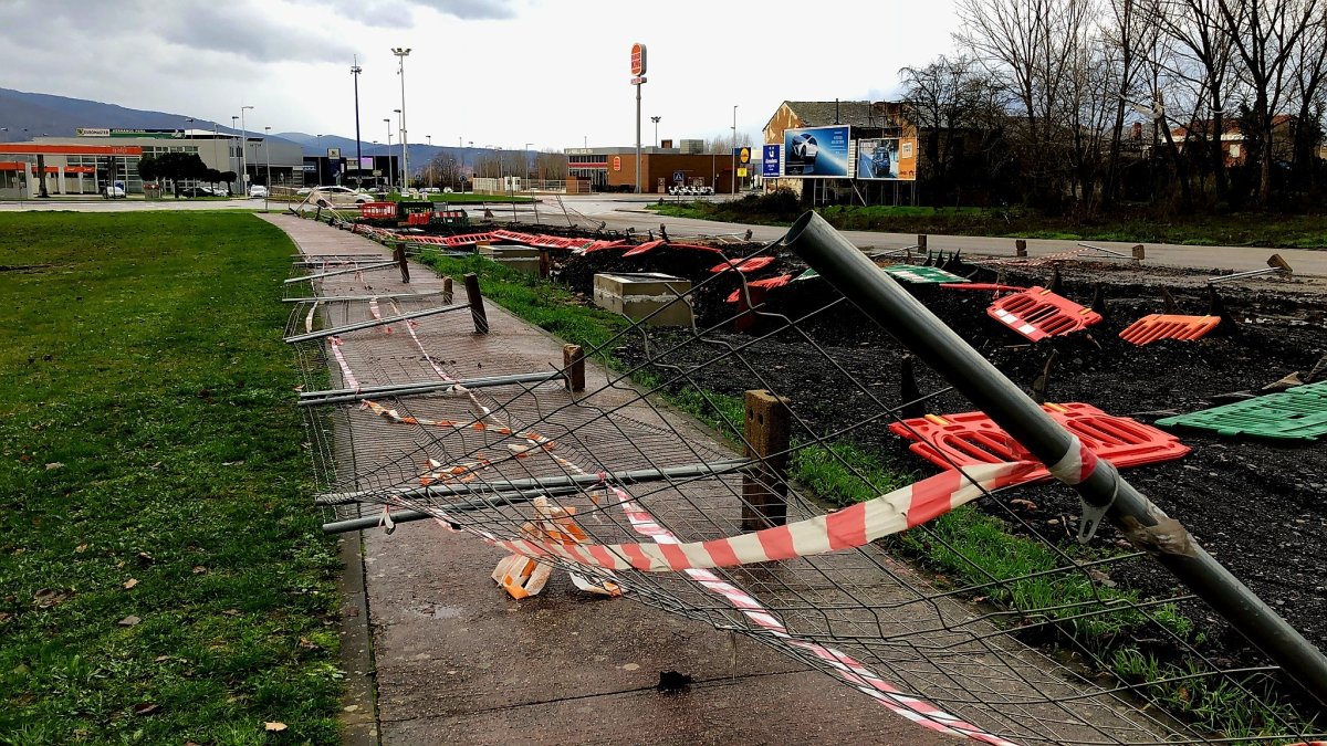 Vallas en la zona de paseo de La Rosaleda, en Ponferrada, esta mañana de 1 de enero de 2023. DL