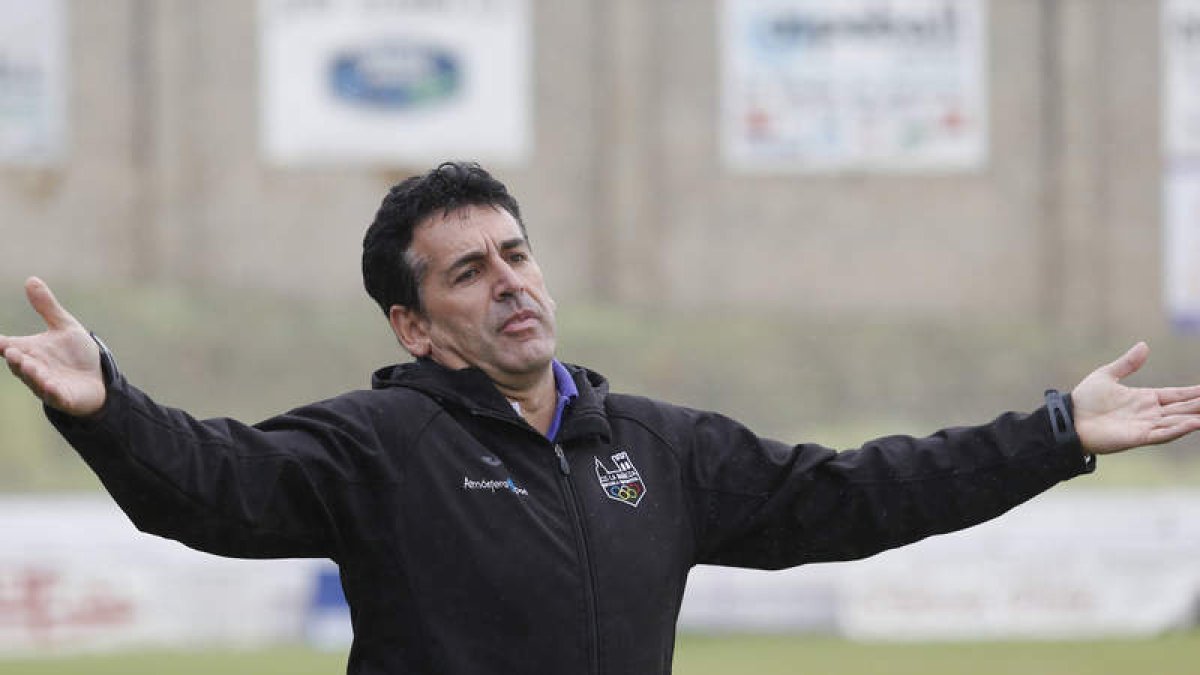 Luis Carnicero dirigirá mañana por última vez a La Bañeza en su segunda etapa como entrenador. JESÚS