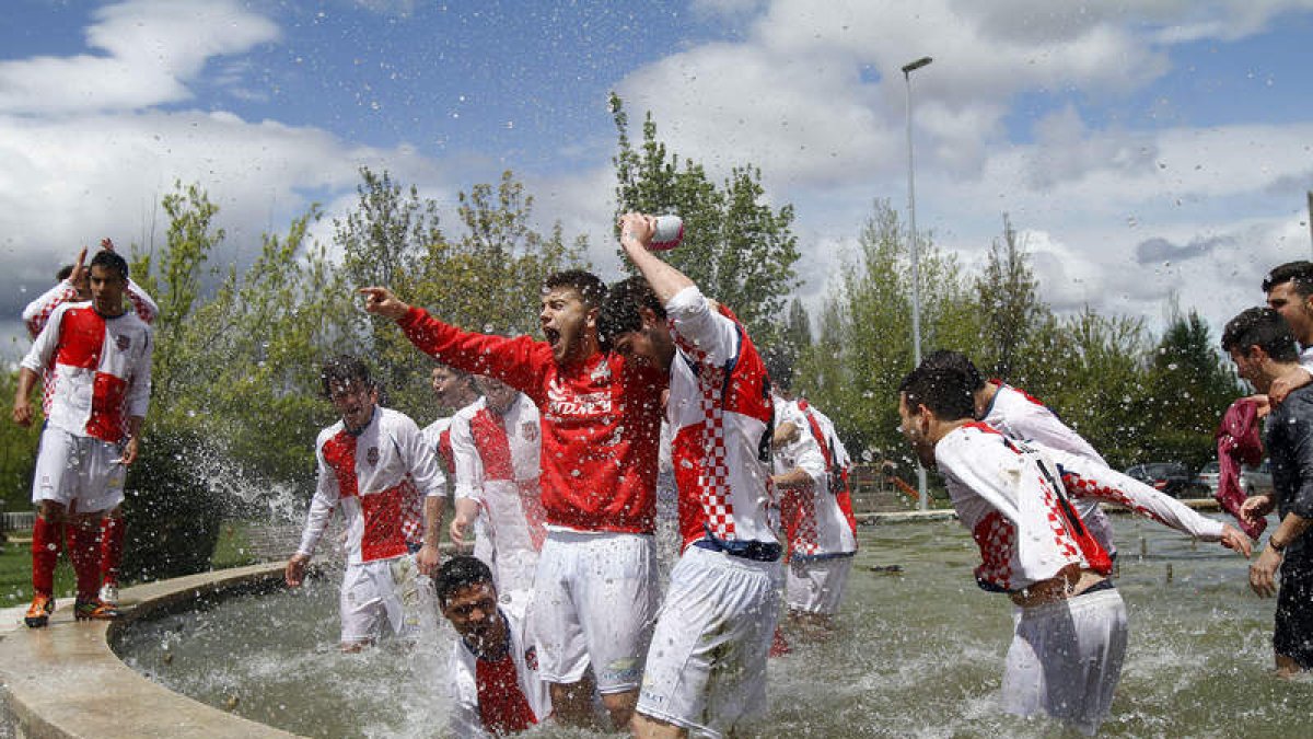 Los jugadores del Puente Castro celebraron en la fuente cercana al terreno de juego el retorno por la puerta grande a la élite.