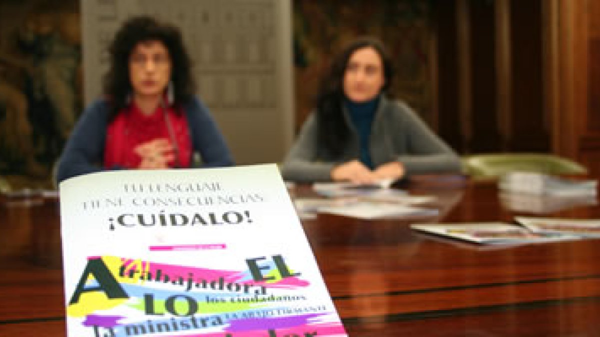 Teresa Gutiérrez y Susana Menéndez con el cartel para promover un lenguaje inclusivo.