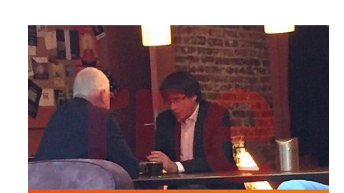 Puigdemont tomando un café en Bruselas, según recoge el periodista de RNE Antonio Delgado en su Twitter.