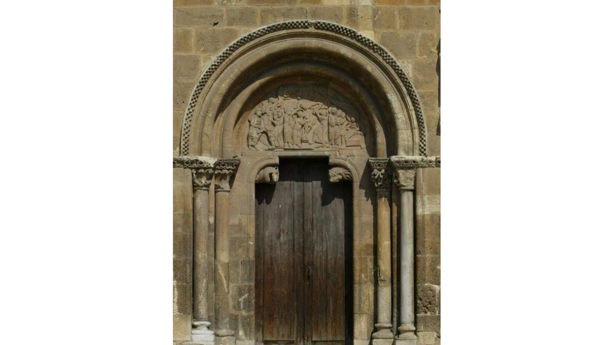 «¡Qué tarde tan hermosa dejándose caer sobre la iglesia de San Isidoro! Las escenas evangélicas de la fachada que llamaban del Perdón sosegaban con sol de atardecida…, y los signos del Zodiaco, enmarcando figuras de santos, parecían de oro viejo».