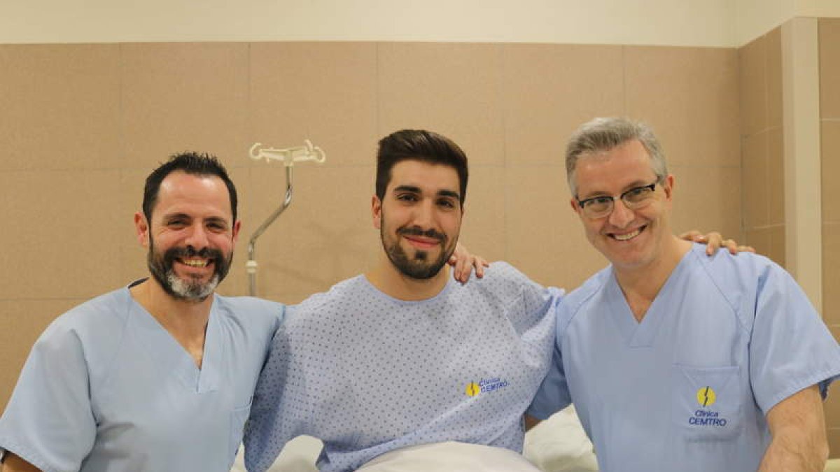 Juanjo, en el centro, junto a los doctores que le operaron el viernes en la Clínica Cemtro. CLÍNICA CEMTRO