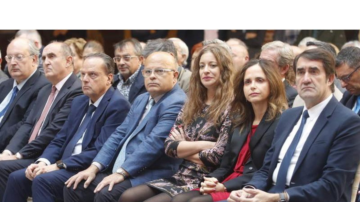Los populares Coelho, Ricardo Gavilanes, Baza, Marta Mejías, Javier Carrera, Fernando Salguero y David Fernández, junto a Manceñido, en el centro.