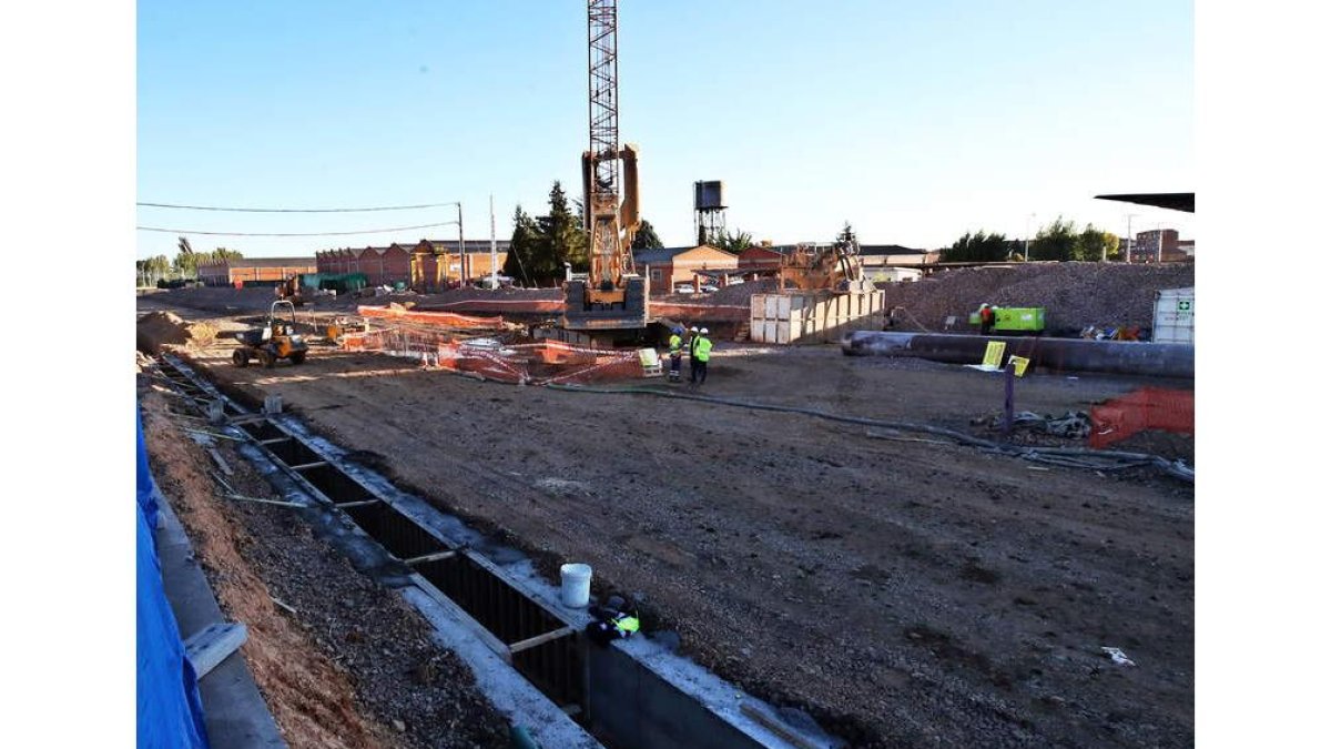 Avance de las obras para eliminar el fondo de saco en la estación de León, ayer tarde. RAMIRO