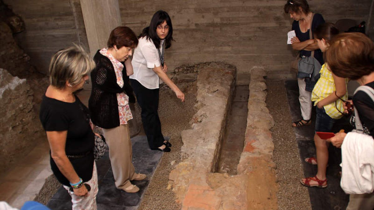 Alumnas del programa informan a varios turistas en la Cripta Arqueológica de la Catedral.