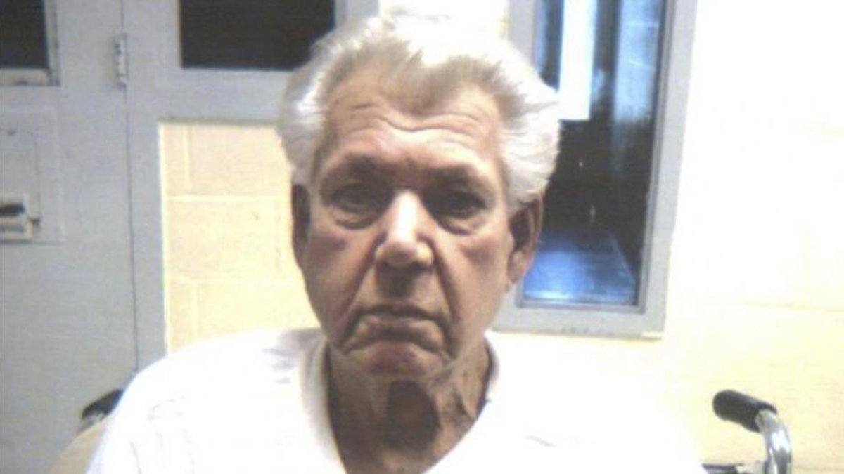 El fugitivo Robert Stackowitz, de 71 años, tras ser detenido, este lunes en Sherman (Connecticut).
