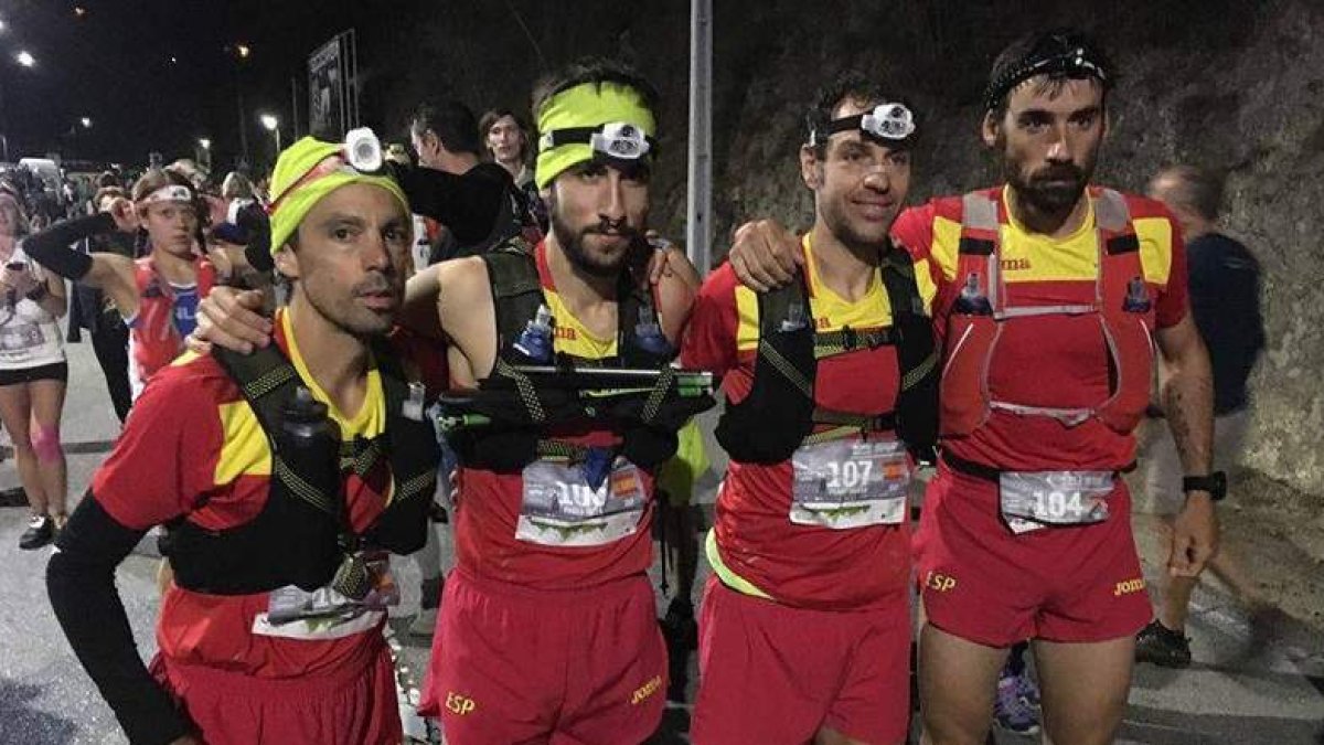 Pablo Villa, segundo por la izquierda junto a sus compañeros de selección, plata en el Mundial. DL